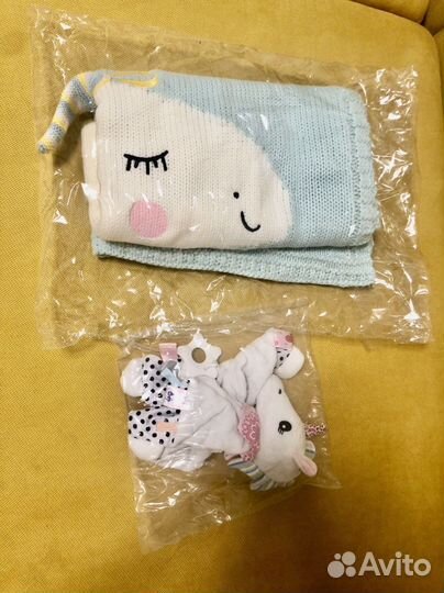 Подарок для малыша с пледом и игрушкой
