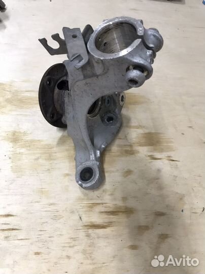 Передний поворотный кулак Passat B8