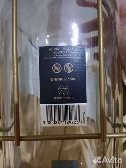 Пустая бутылка виски в подставке качели