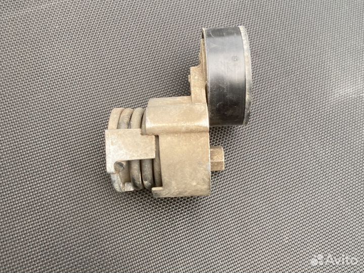 Натяжной ролик на renault