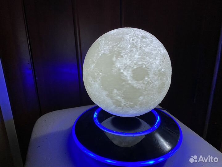 Луна левитирующая