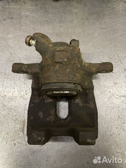 Суппорт тормозной задний левый Range Rover Sport 1