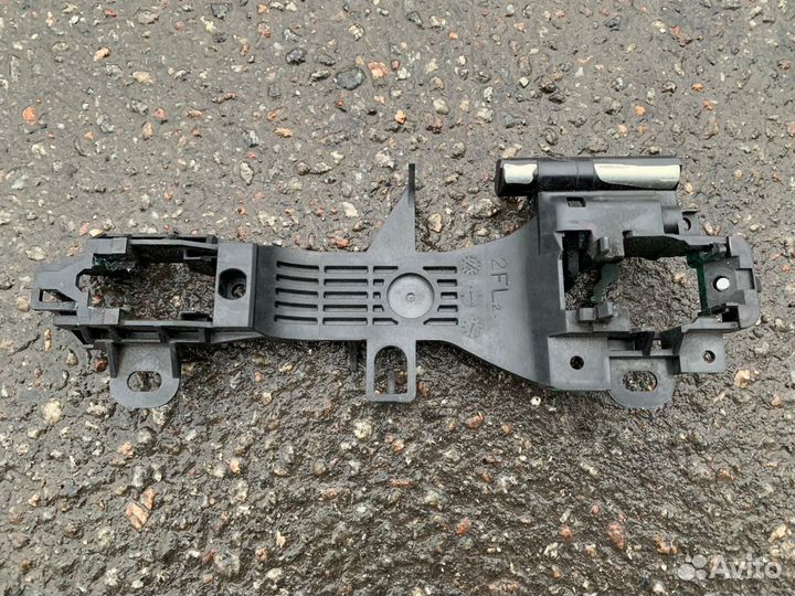 Кронштейн ручки двери левой GT86