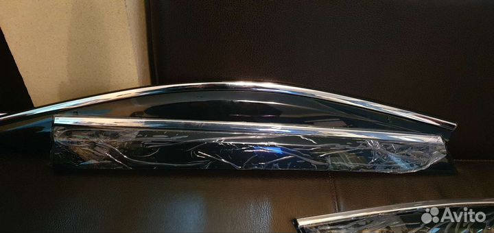 Дефлектора с нерж молдингом Hyundai Santa Fe 2012+