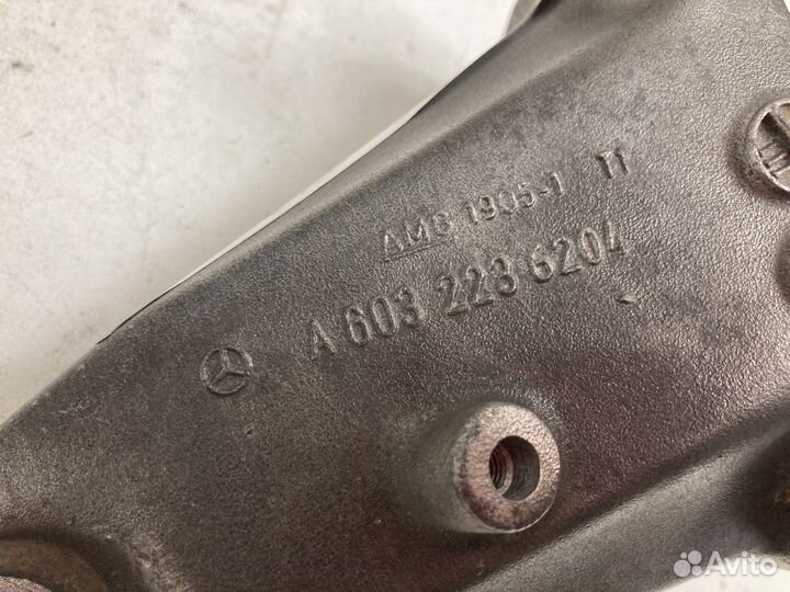 Кронштейн двигателя правый Мерседес 6032236204