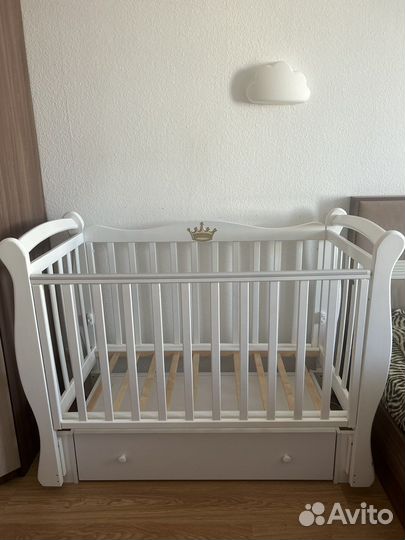 Детская кроватка с маятником