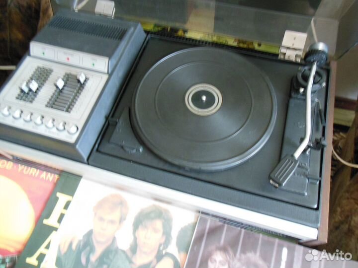 Проигрыватели Мелодия 103 В и М/ Стойка отл сост