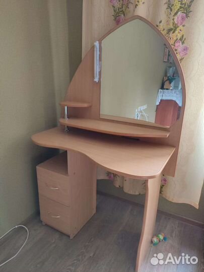 Трюмо с зеркалом