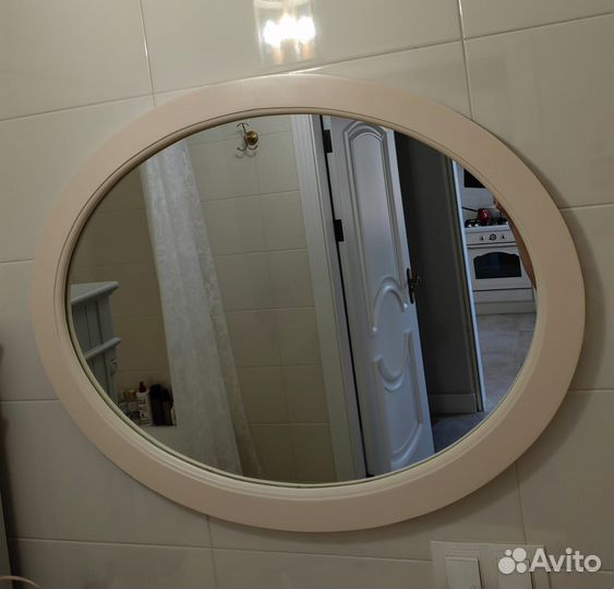 Зеркало овальное настенное в деревянной раме