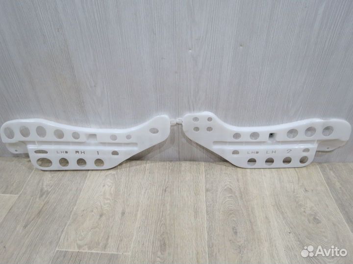 Кронштейн ковролина Toyota Camry 70