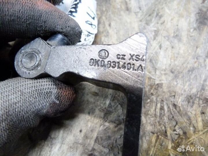 Петля двери задней левой нижняя Skoda Yeti 2009-20