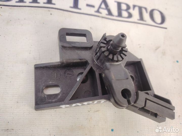 Кронштейн ручки открывания капота Skoda Rapid I (2012—2017)