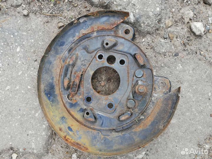 Щит тормозной правый Митсубиси Лансер 9