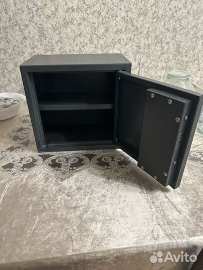 Сейф металлический новый