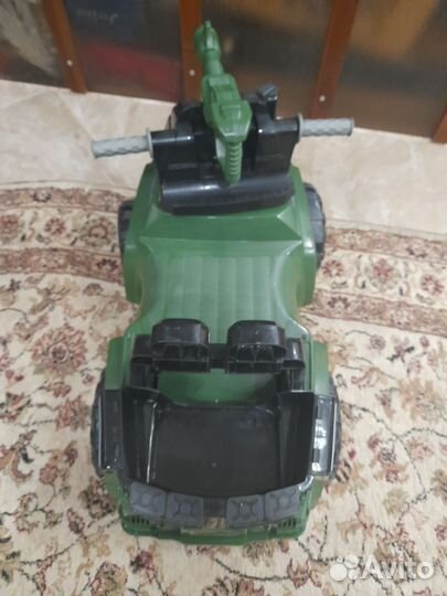 Игрушечная машинка