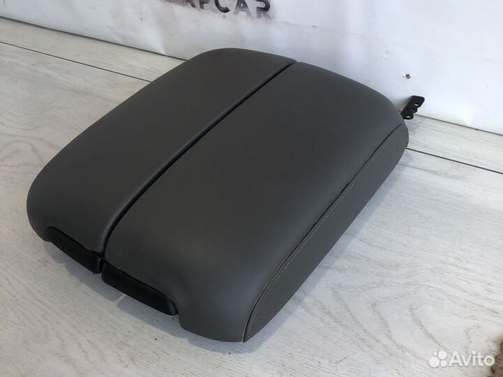 Lexus LX570 Подлокотник