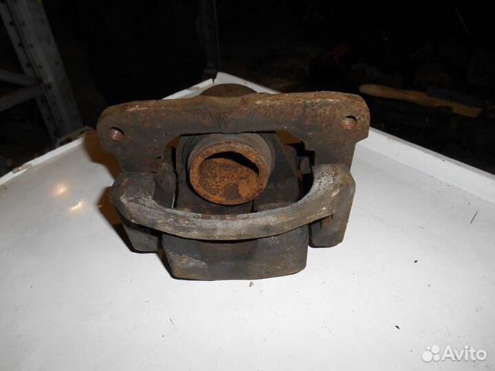 Передний правый суппорт Toyota Rav4 Тойота Рав4