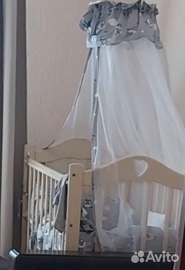 Детская кроватка с маятником и ящиком