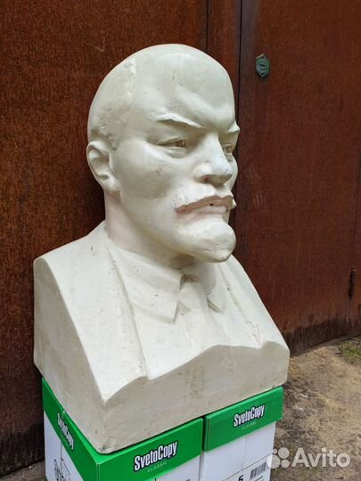 Огромный бюст Ленина