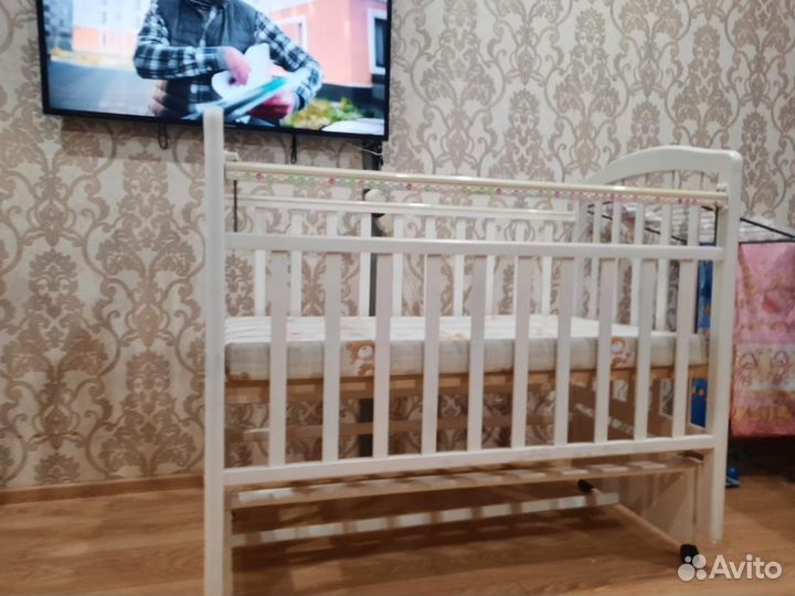 Детская кроватка с маятником