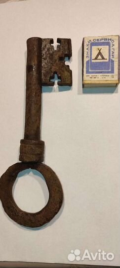 Старинный амбарный ключ