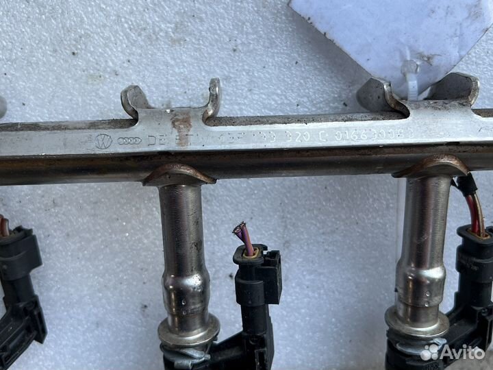 Топливная рампа с форсунками Volkswagen Golf 6 1.2