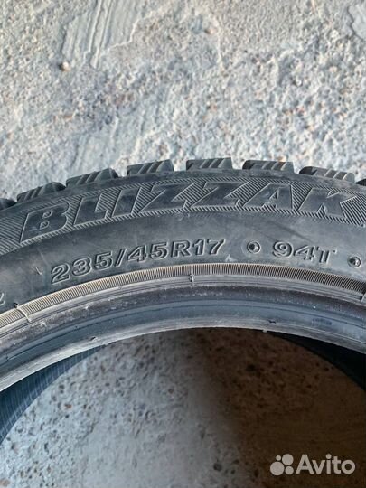 Bridgestone Blizzak Spike-01 235/45 R17