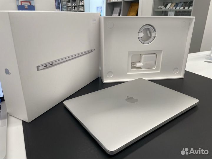 MacBook Air (M1, 2020) 16Gb/256GB Серебристый