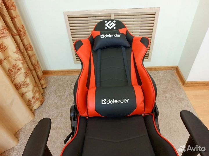 Игровое кресло черный и красный гладкий Defender д