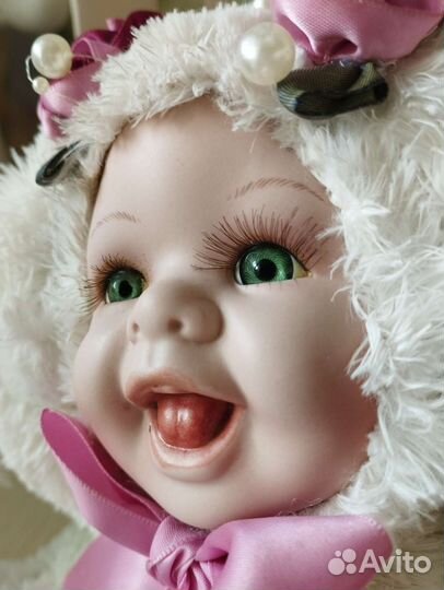 Кукла фарфоровая