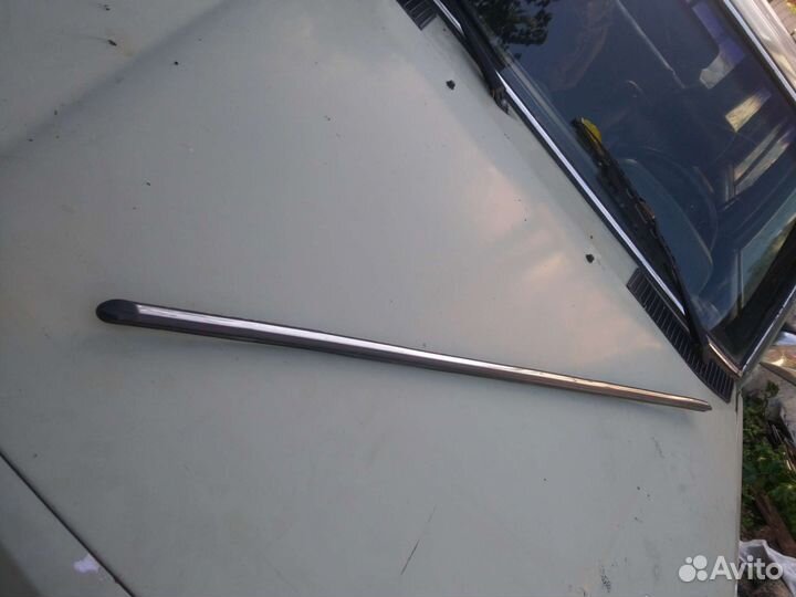 Молдинг на левое крыло на Мерседес W123