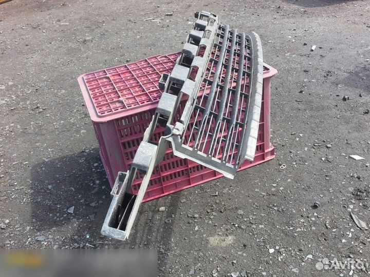 Решетка в бампер центральная Renault Megane III 20