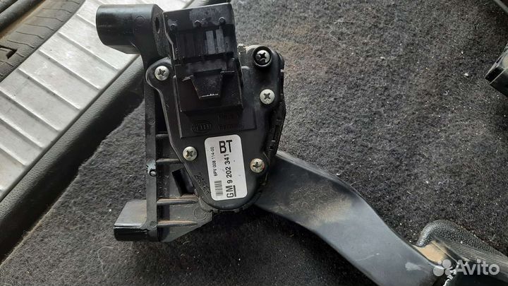 Педали на Opel Zafira B