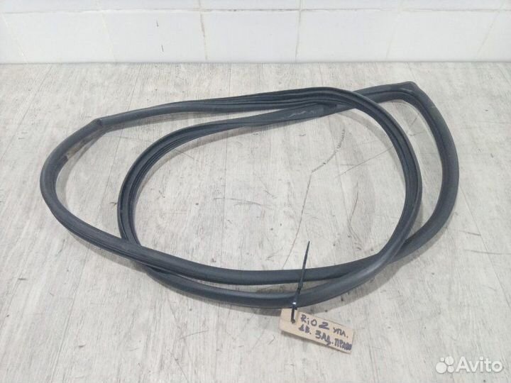 Уплотнитель двери Kia Rio 2 2005-2011