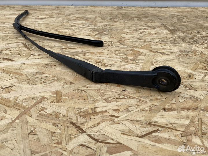 Поводок дворника правый Ford Focus 3