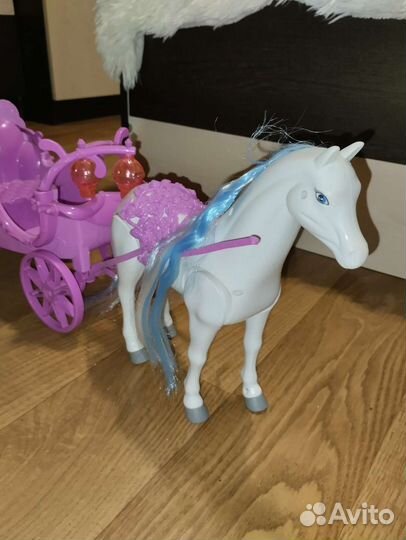 Карета с лошадью