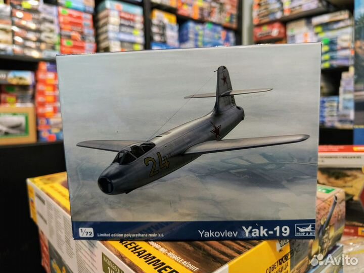 Prop & Jet 7228 Самолет Яковлев Як-19 1/72