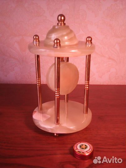 Часы из оникса