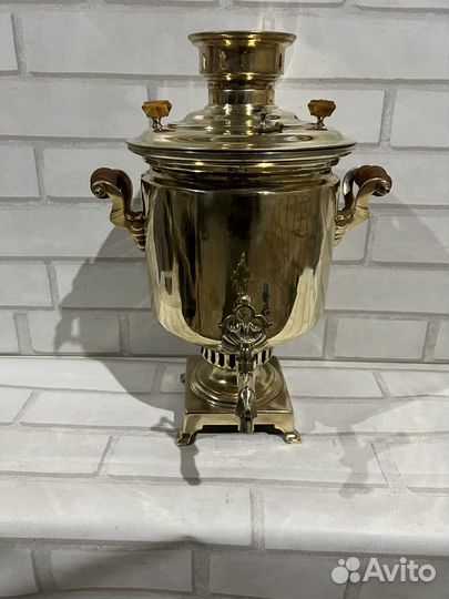 Старинный самовар на дровах