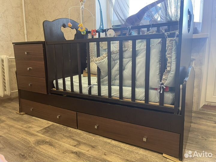 Детская кроватка с маятником и комодом
