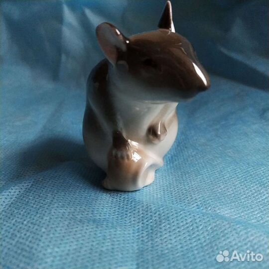 Мышь с орехом статуэтка фарфор ифз