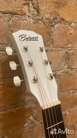 Гитара белая