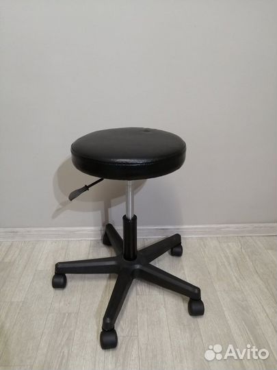 Стул для мастера педикюра