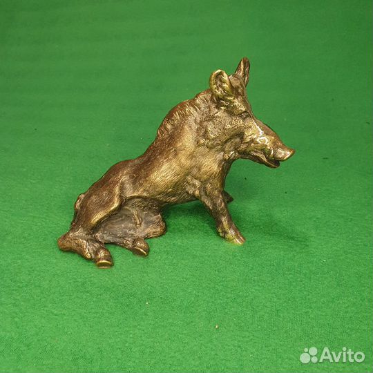 Фигурка из бронзы литая. Кабан сидящий