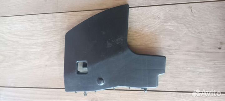 Дефлектор радиатора левый Toyota Auris E150