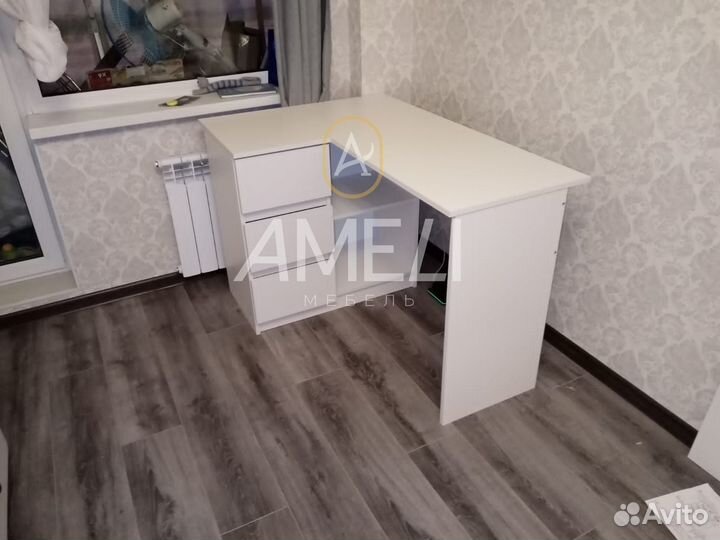 Письменный стол белый