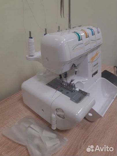 Швейная машинка оверлок-коверлок