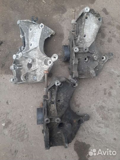 Кронштейн генератора Renault Kangoo1.4 k7j