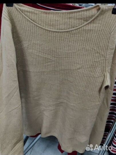 Три свитера, ботинки, постель и юбка на доставку