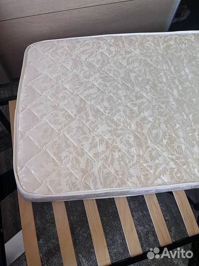 Кровать с матрасом (200х90)